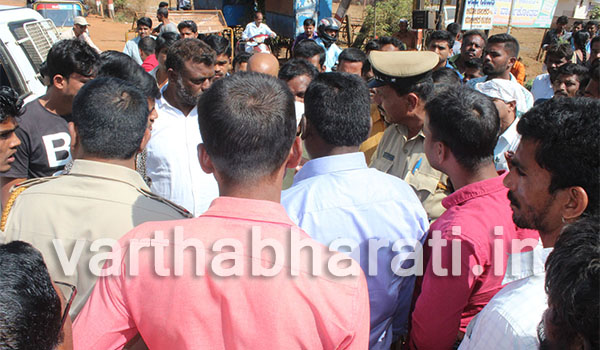 ಸೊರಬ ರಸ್ತೆ ಅಗಲೀಕರಣಕ್ಕೆ ಒತ್ತಾಯಿಸಿ ಧರಣಿ